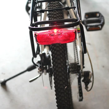 Piros Bicikli Hátsó Lámpa Használata 2db AAA Elem Kerékpár Hátsó csomagtartó Fuvarozó Fény Lámpa Kerékpár Reflektor Kerékpározás Kerékpár Világítás